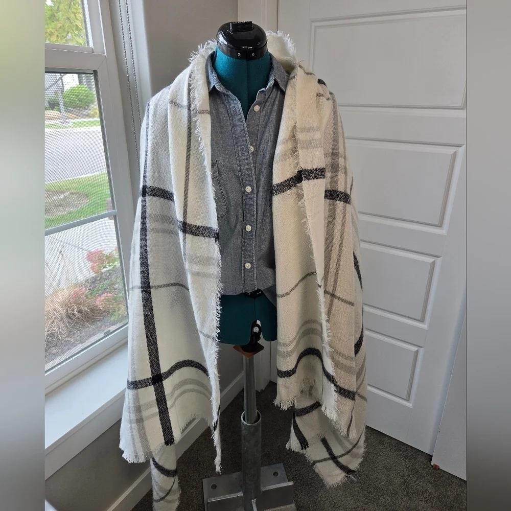 OLD NAVY OVERSIZE FLANNEL BLANKET SCARF CREAM PLAID SHAWL WRAP WOMEN OS COZY